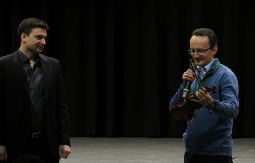 Гурьев вручает скрипку Садовскому на конференции Неделя Байнета